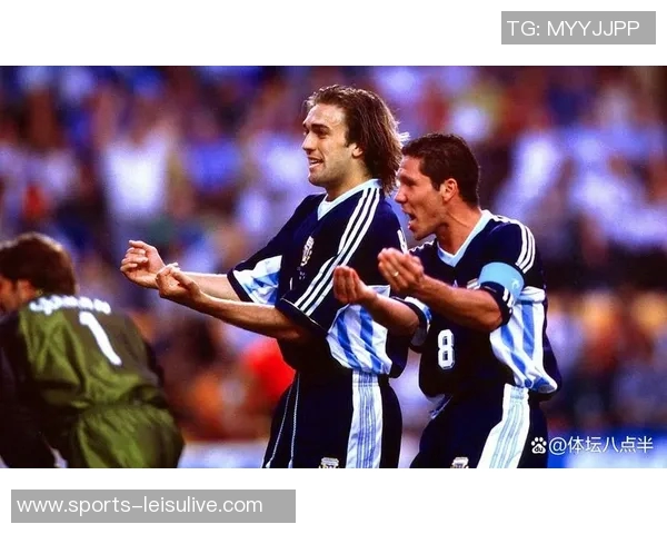 阿根廷足球传奇巴蒂与肯佩斯同框共庆世界杯抽签盛典